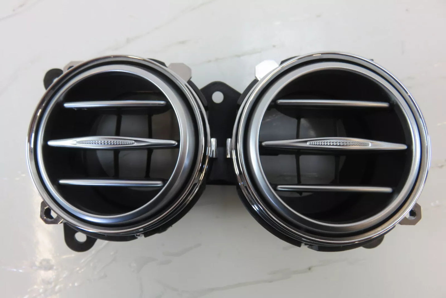 Used Mercedes W222 ac vent, dash, center left image 0